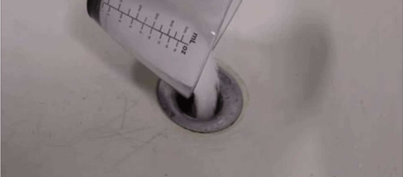 Τι θα γίνει αν ρίξετε αλάτι στο σιφόνι του μπάνιου;